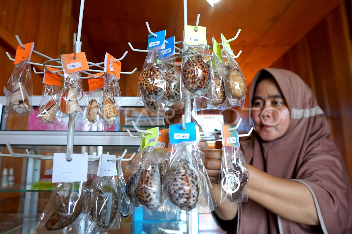 KERAJINAN TANGAN BERBAHAN DASAR LIMBAH LAUT | ANTARA Foto