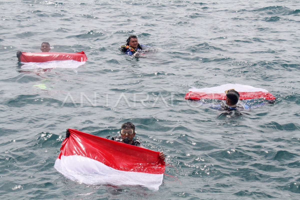 Red White Flags Under the Sea of Aceh | ANTARA Foto