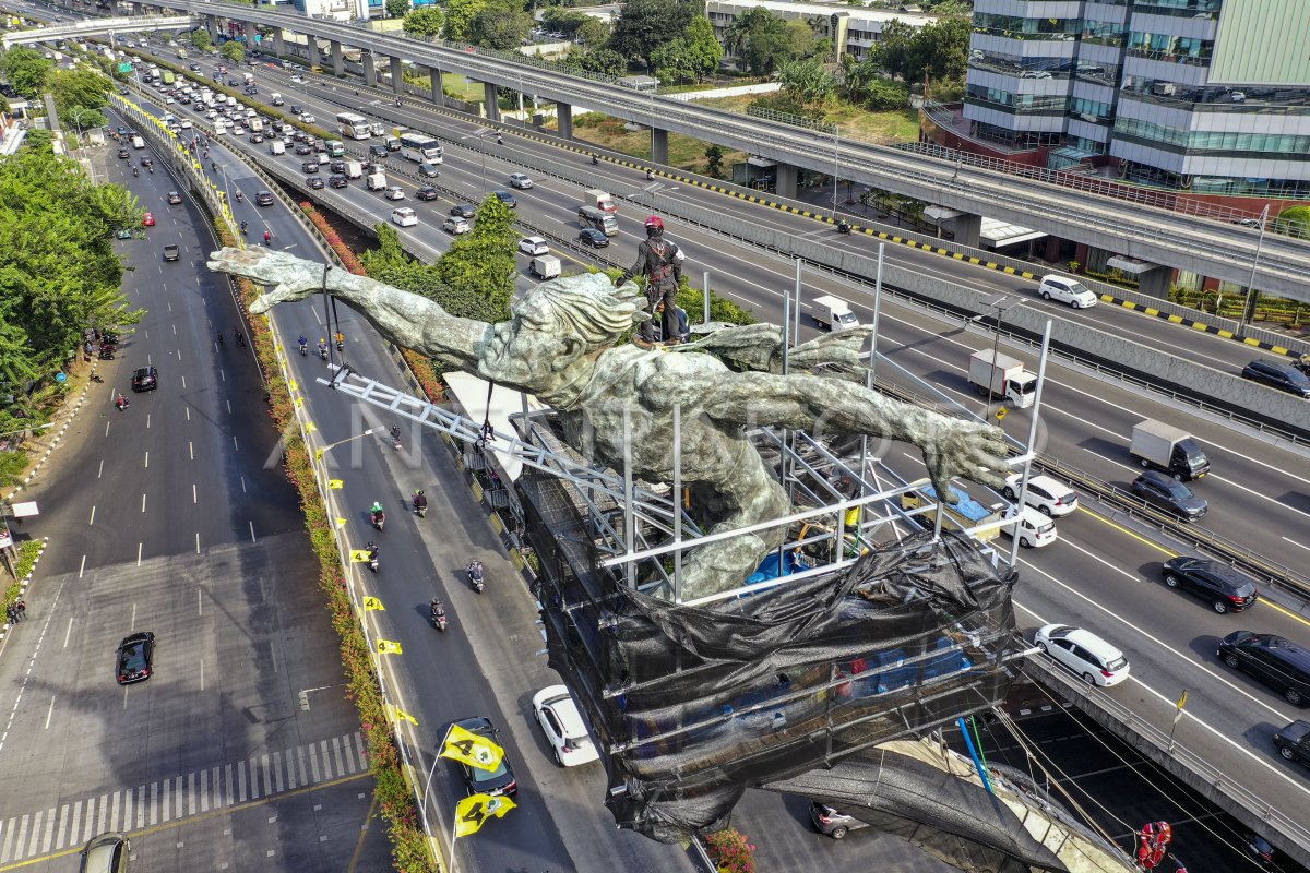 Perawatan Monumen Tugu Pancoran Antara Foto