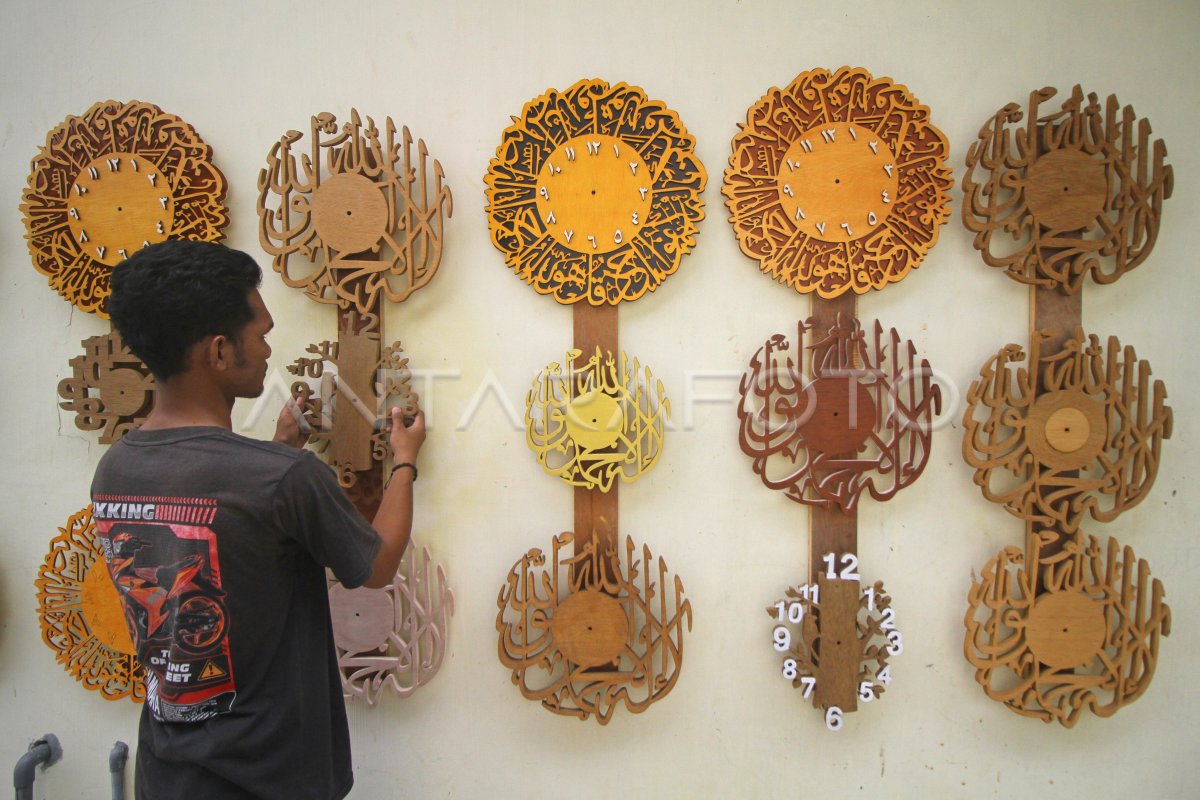Craft watch wall calligraphy | ANTARA Foto