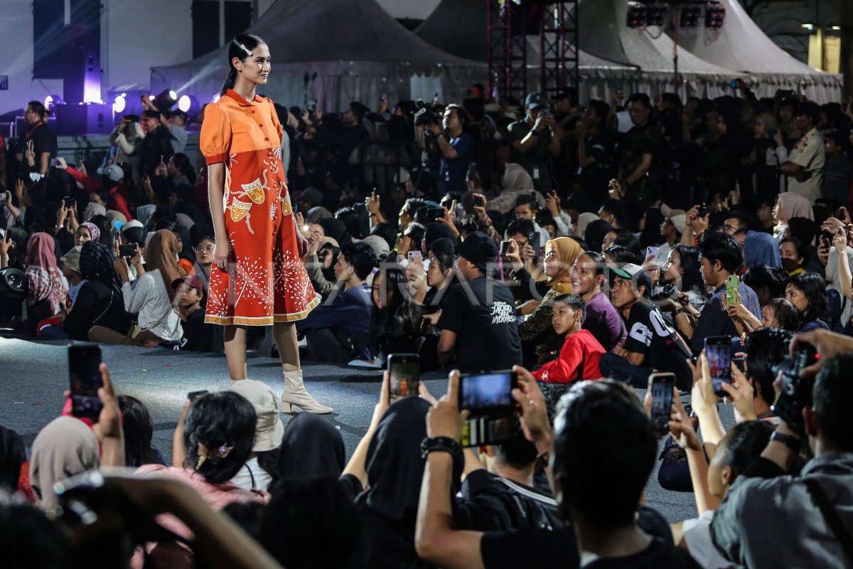 The proud fashion demonstration of Wastra Jakarta