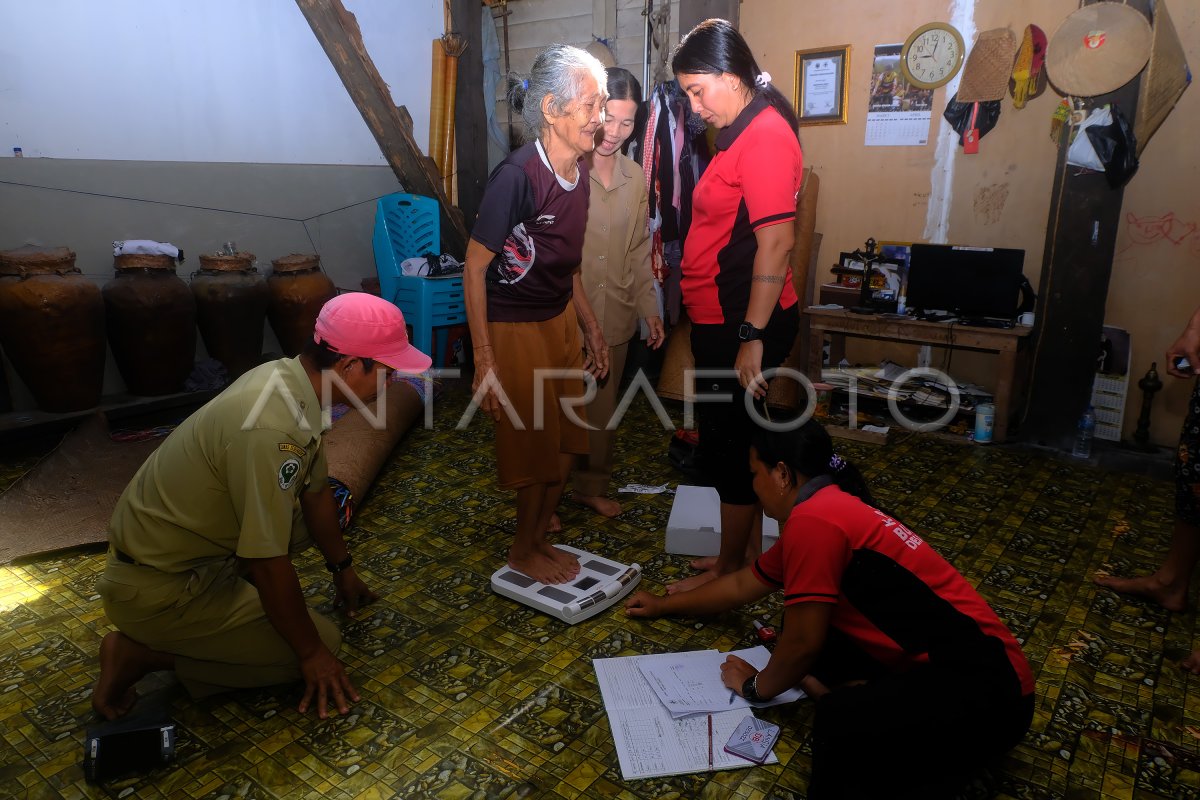 Posyandu lansia in Kampung Dayak Iban