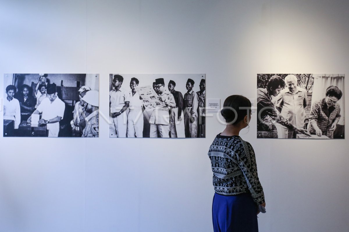 The opening of the Demo-Krasi and Development Press exhibition