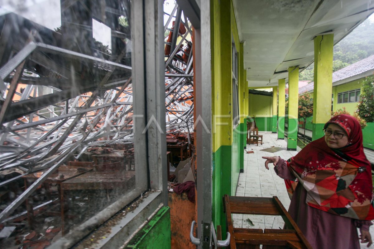 Atap ruangan kelas SMAN 1 Ciampea Bogor Ambruk