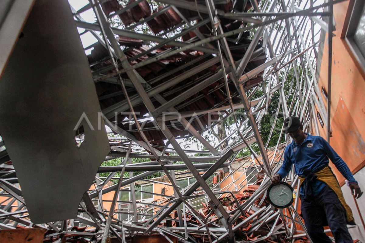 Atap ruangan kelas SMAN 1 Ciampea Bogor Ambruk