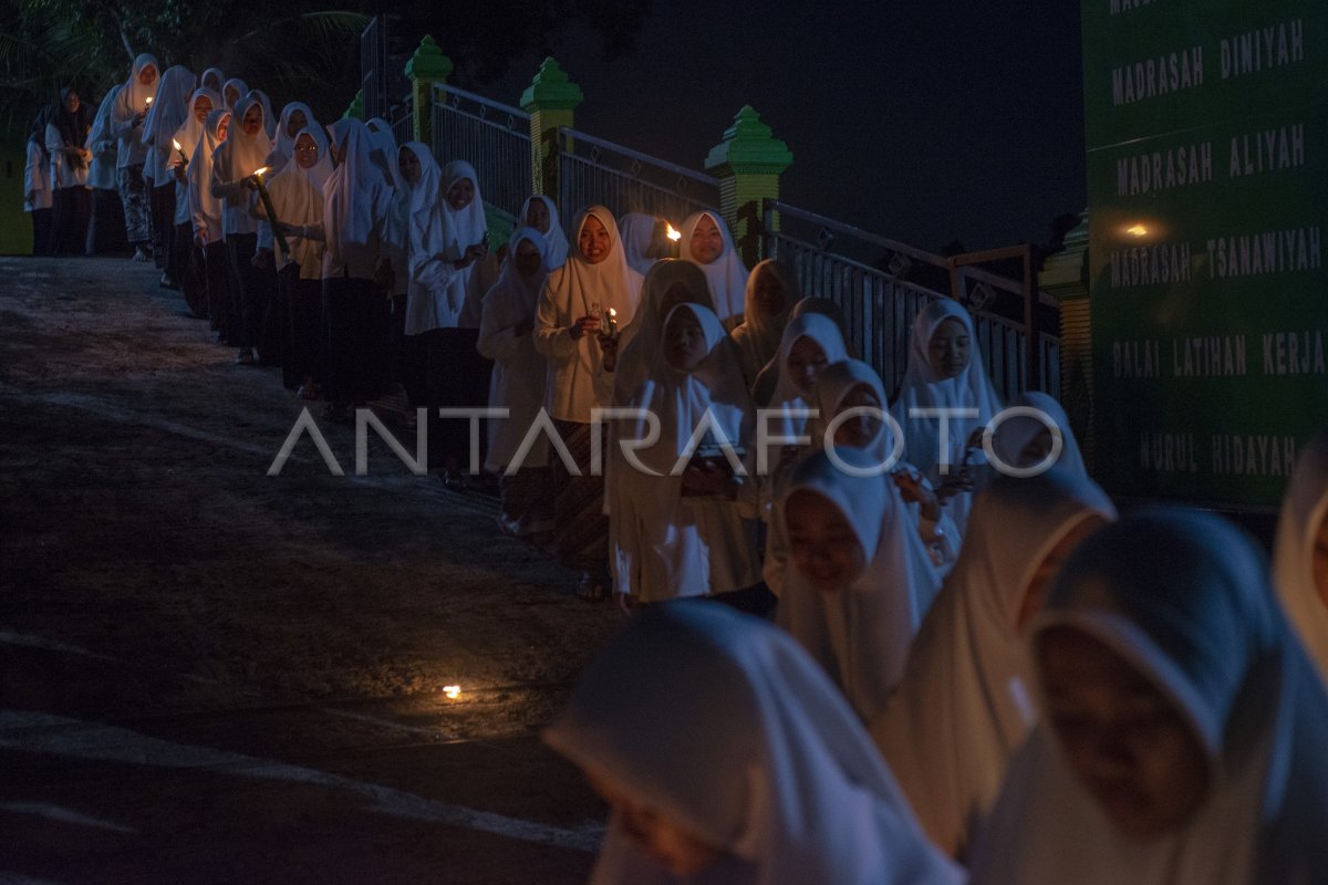 Mengaji dengan penerangan sentir