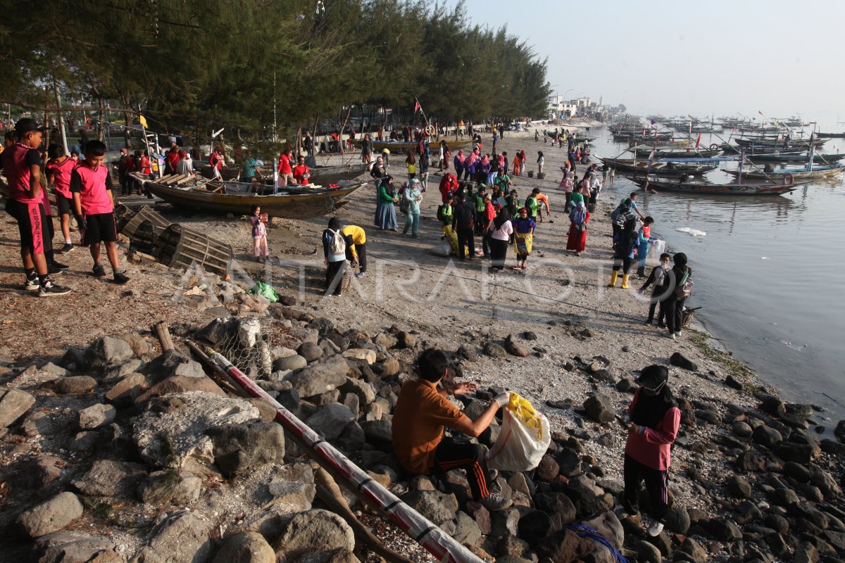 Aksi bersih Pantai Kenjeran dari sampah