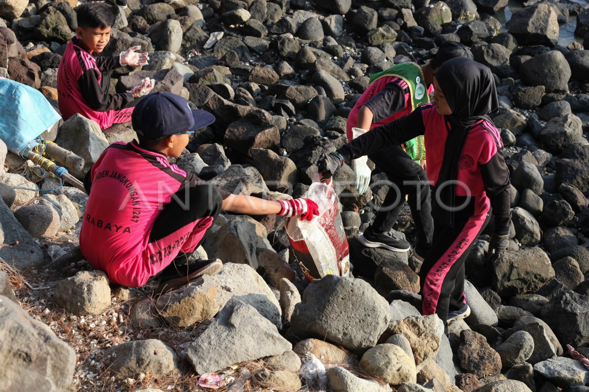 Aksi bersih Pantai Kenjeran dari sampah