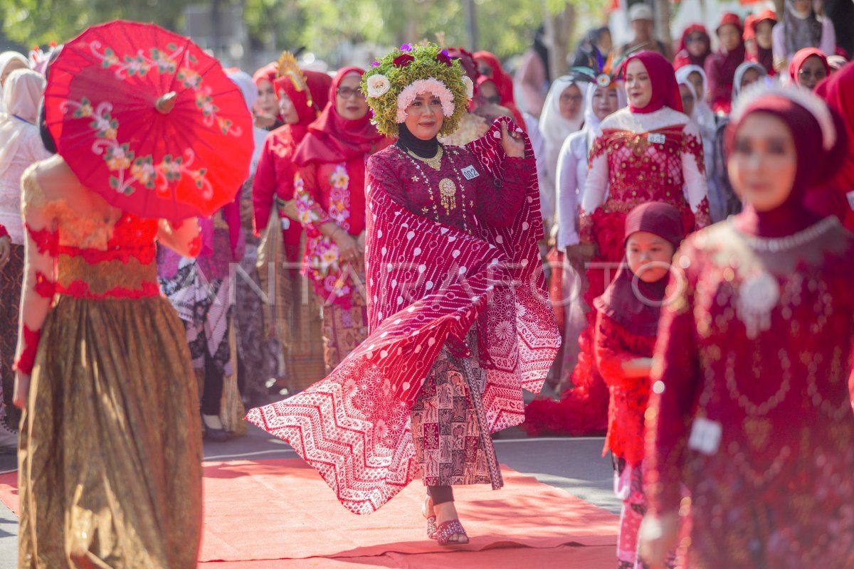 Parade Kebaya Merah Putih