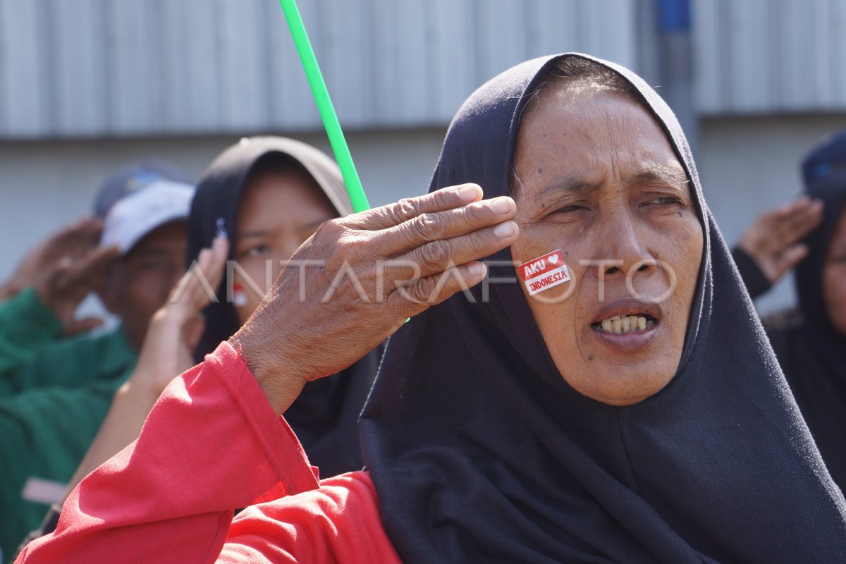 Upacara HUT RI petugas kebersihan | ANTARA Foto