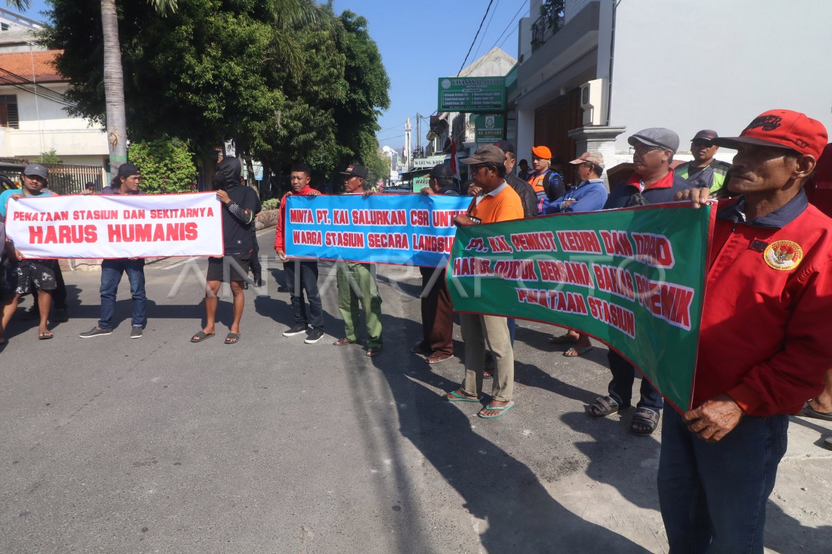 Unjuk rasa pedagang kaki lima stasiun Kediri