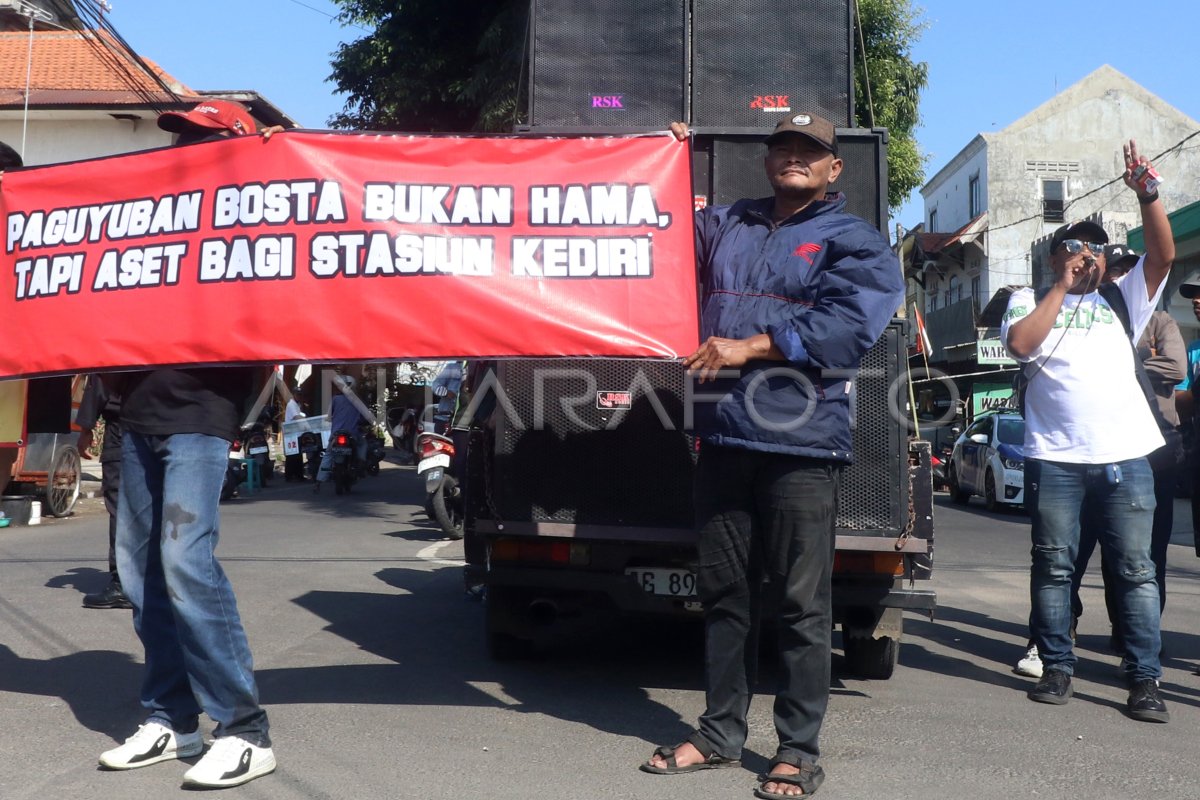 Unjuk rasa pedagang kaki lima stasiun Kediri