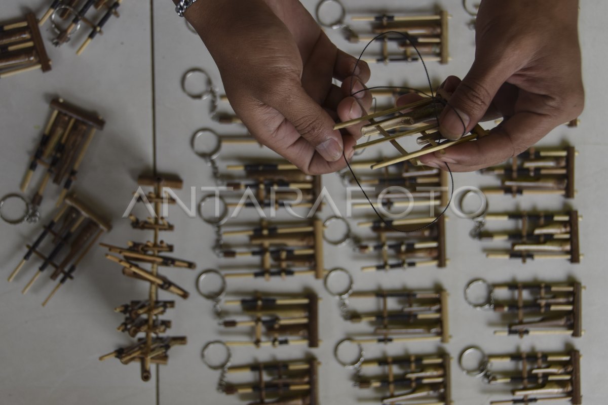 Kerajinan angklung mini dari limbah bambu