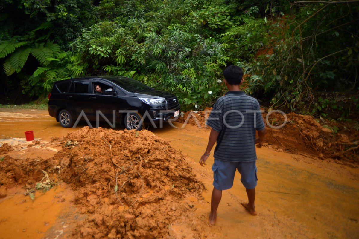 Jalan lingkar Nipah - Teluk Bayur longsor