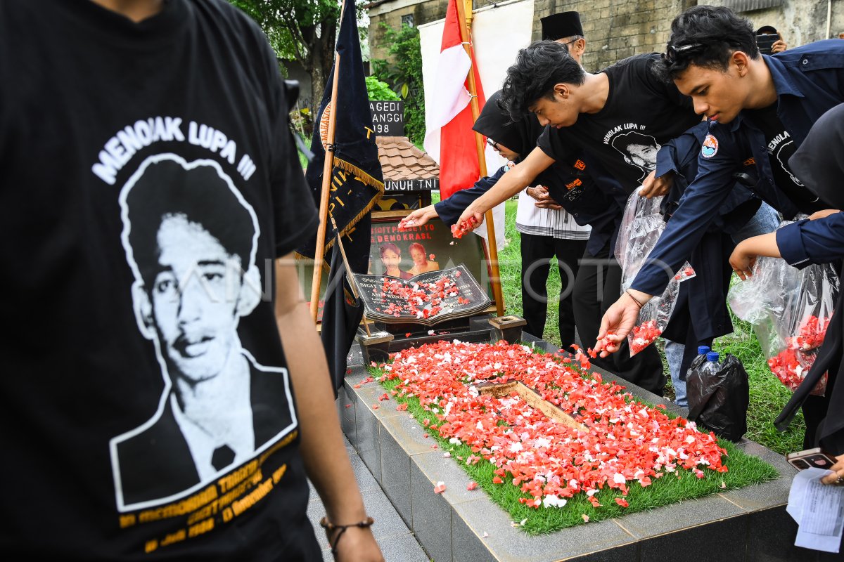 andquotKita Gak Bisa Masuk UGM Bareng Seperti Janji Kitaandquot Suara Lirih di Makam Korban Kecelakaan Bus Bromo