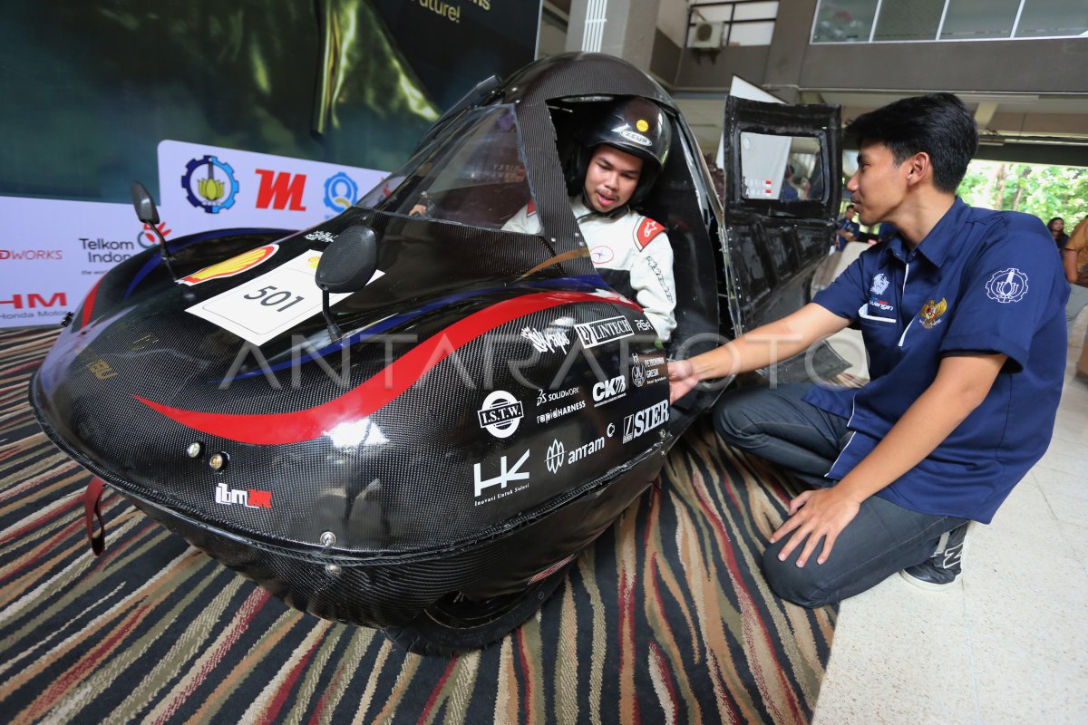 Mening rus ayolimni qattiq sikishyapti va u baqirib yubormoqda.