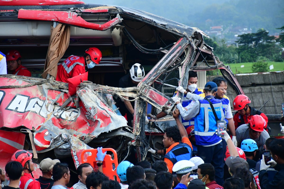 Kecelakaan bus pariwisata dan truk di ruas Tol Pandaan Malang | ANTARA Foto