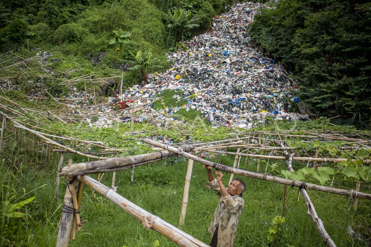 Tempat pembuangan sampah ilegal di lembang antara foto