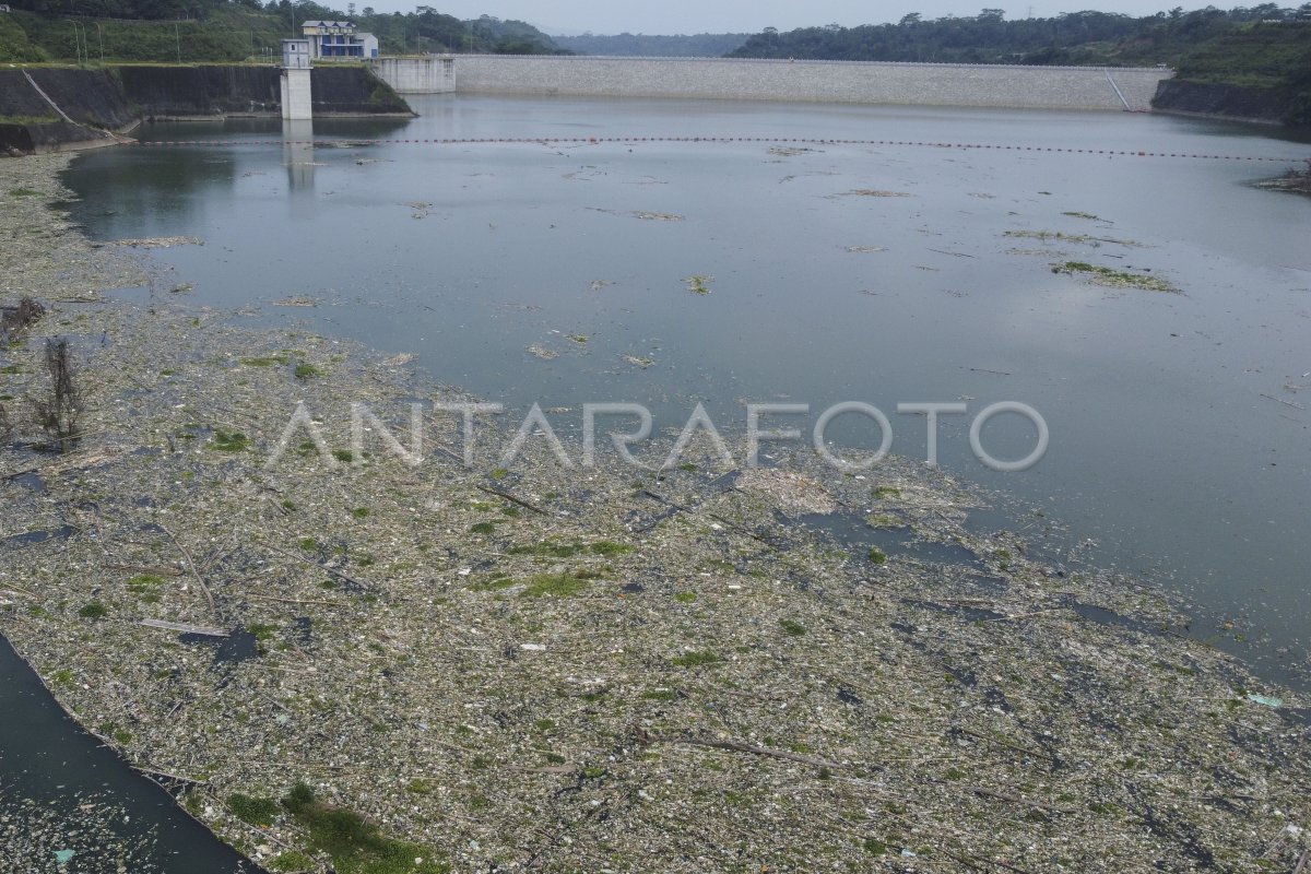 Leuwikeris dams filled trash shipments