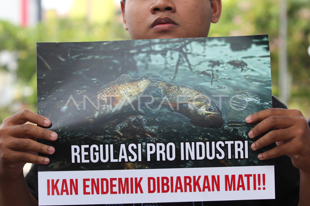 Aksi aktivis lingkungan di Surabaya