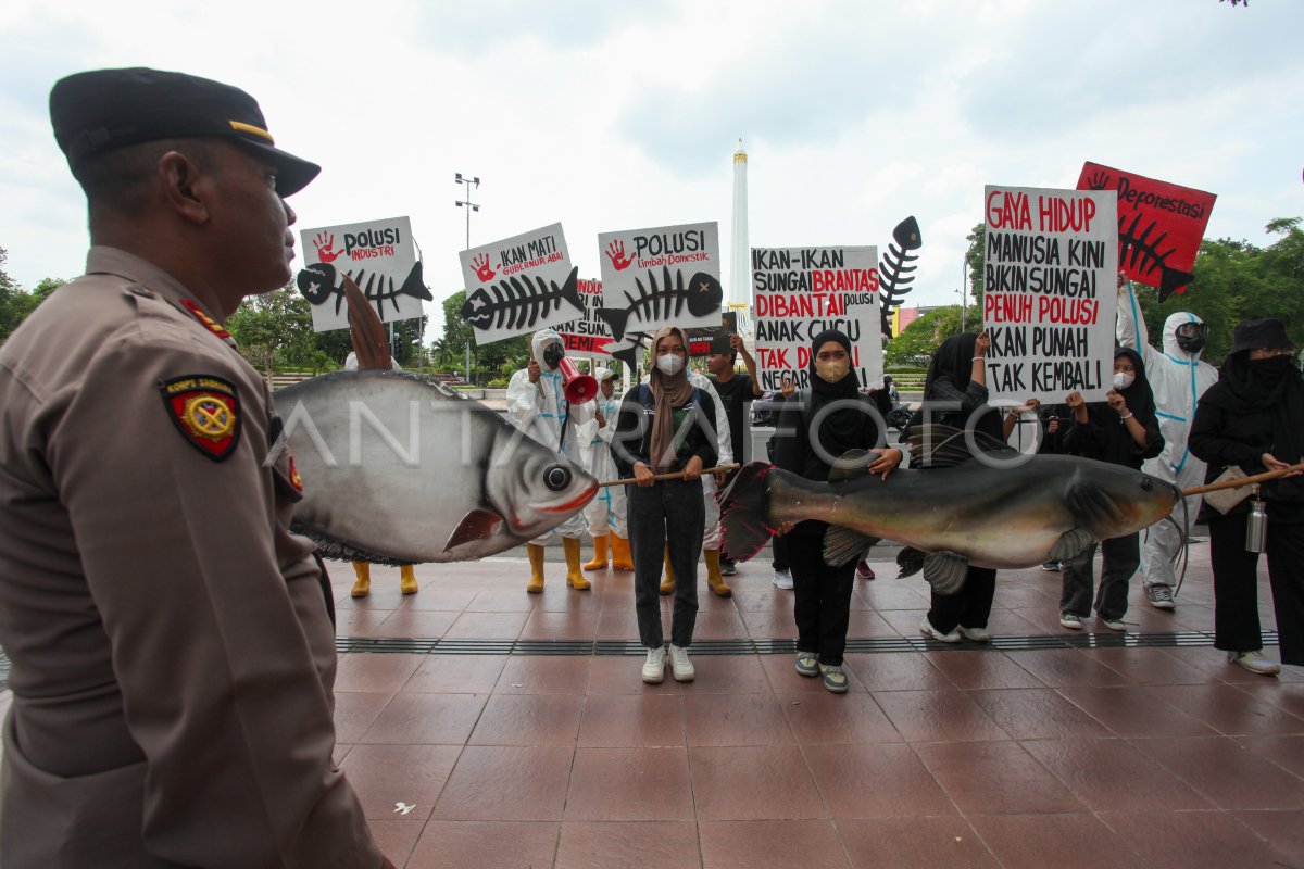 Aksi aktivis lingkungan di Surabaya