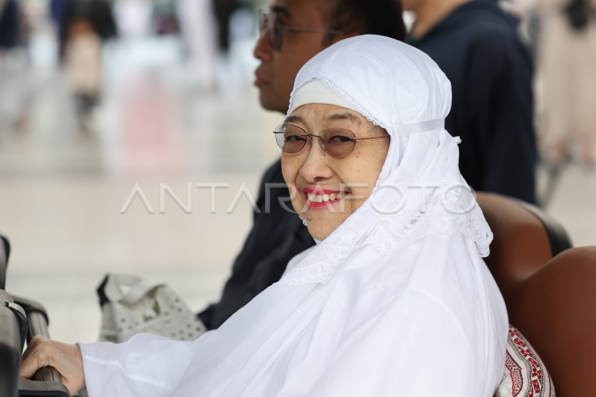 Megawati worships in Nabawi Mosque