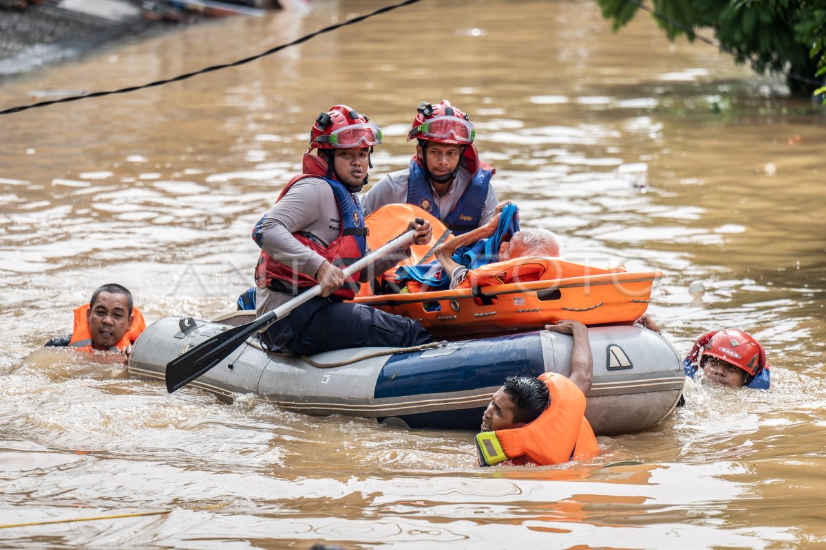 Evakuasi warga terdampak banjir di Jakarta