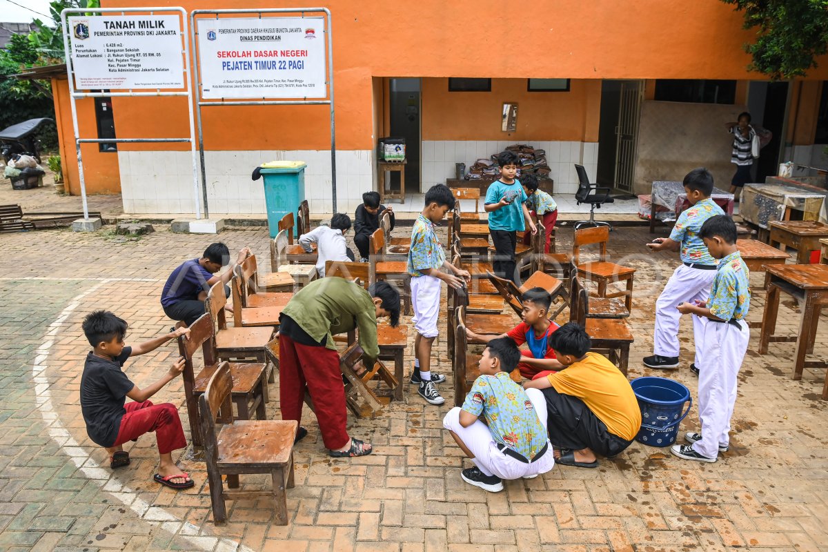 Kegiatan belajar di sekolah pascabanjir di Jakarta