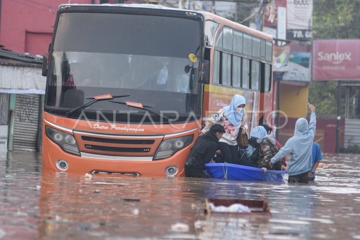 The workers were flooded in Bandung District