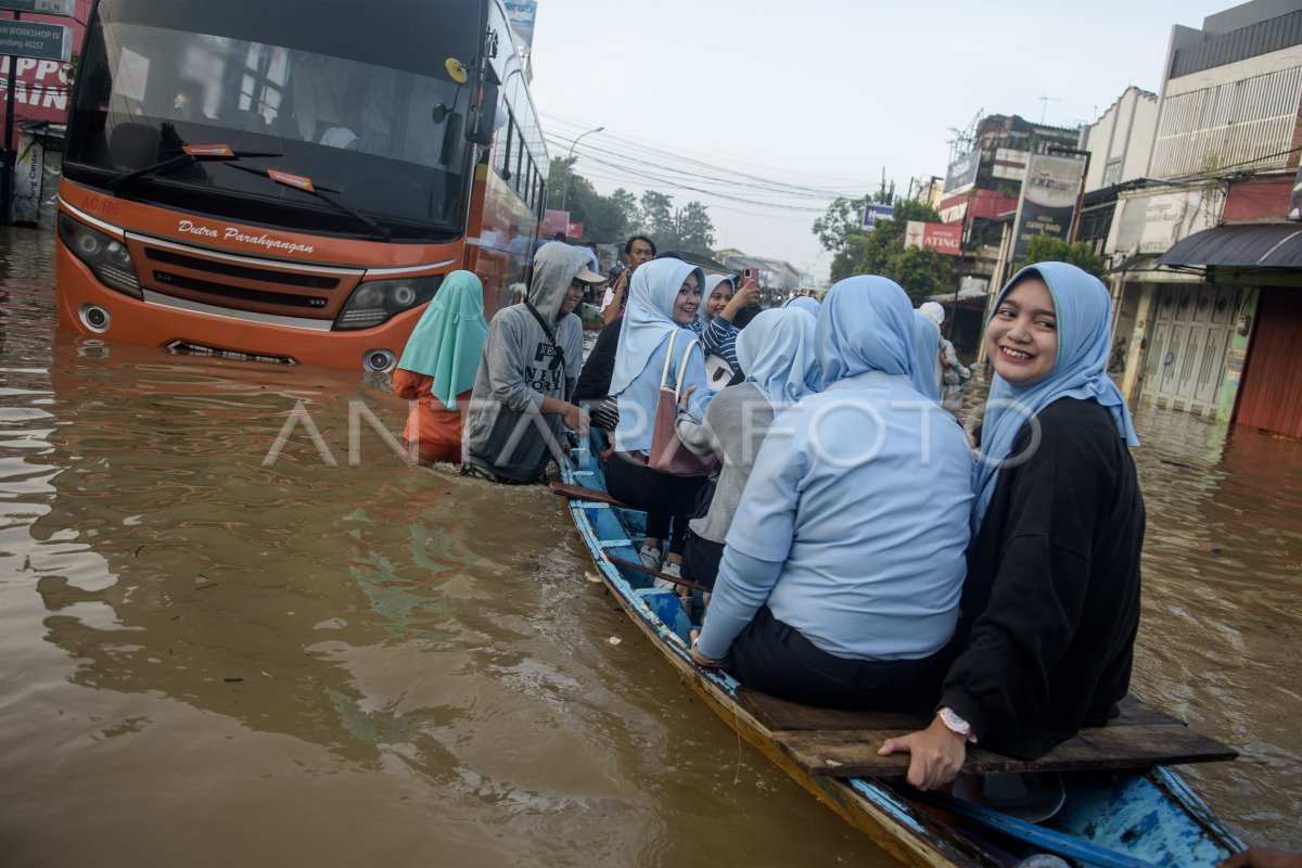 The workers were flooded in Bandung District