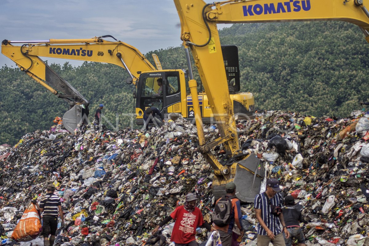 Pascalongsor gunungan sampah di TPA Sarimukti