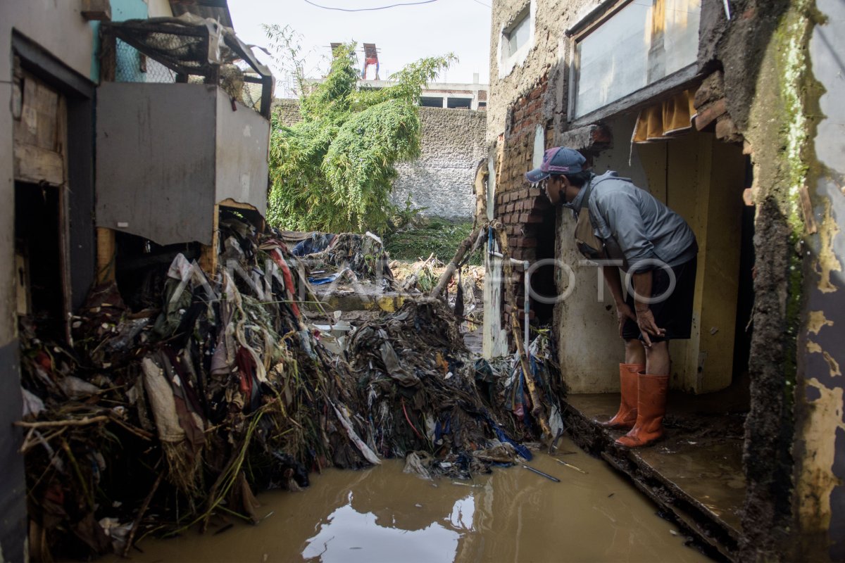 Cigede River embankment impact in Bandung District