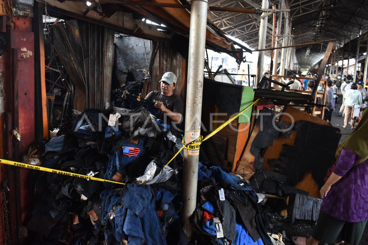 Pedagang kumpulkan barang pasca kebakaran Pasar Poncol