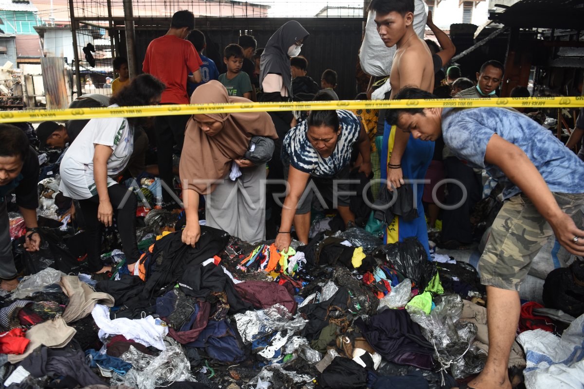 Pedagang kumpulkan barang pasca kebakaran Pasar Poncol