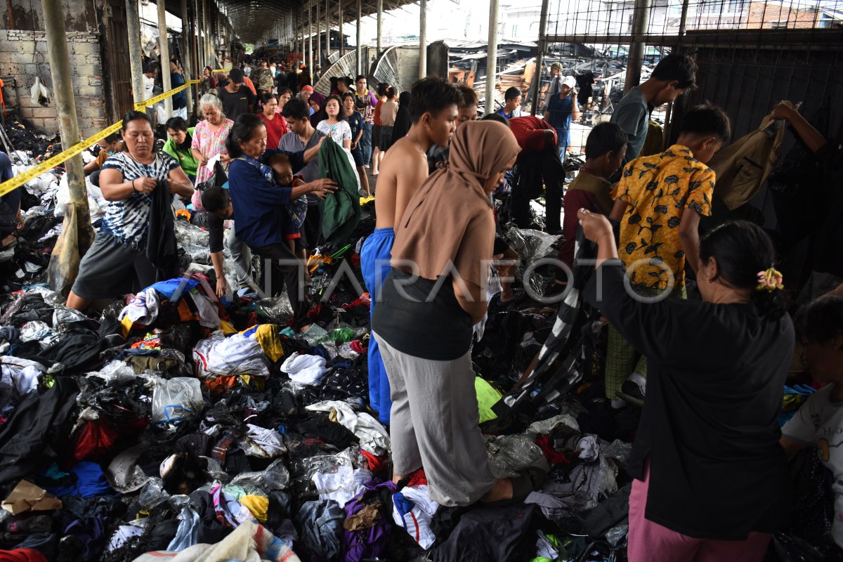 Pedagang kumpulkan barang pasca kebakaran Pasar Poncol