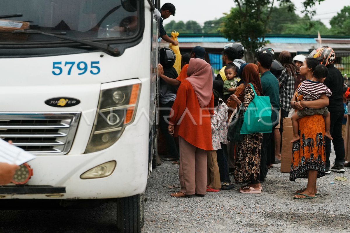 Mudik awal di Terminal Baruga