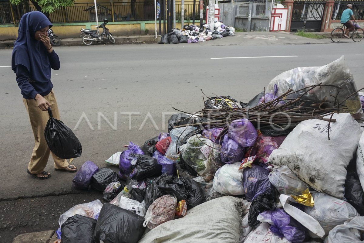 Sampah menumpuk di pinggir jalan Kota Pekalongan