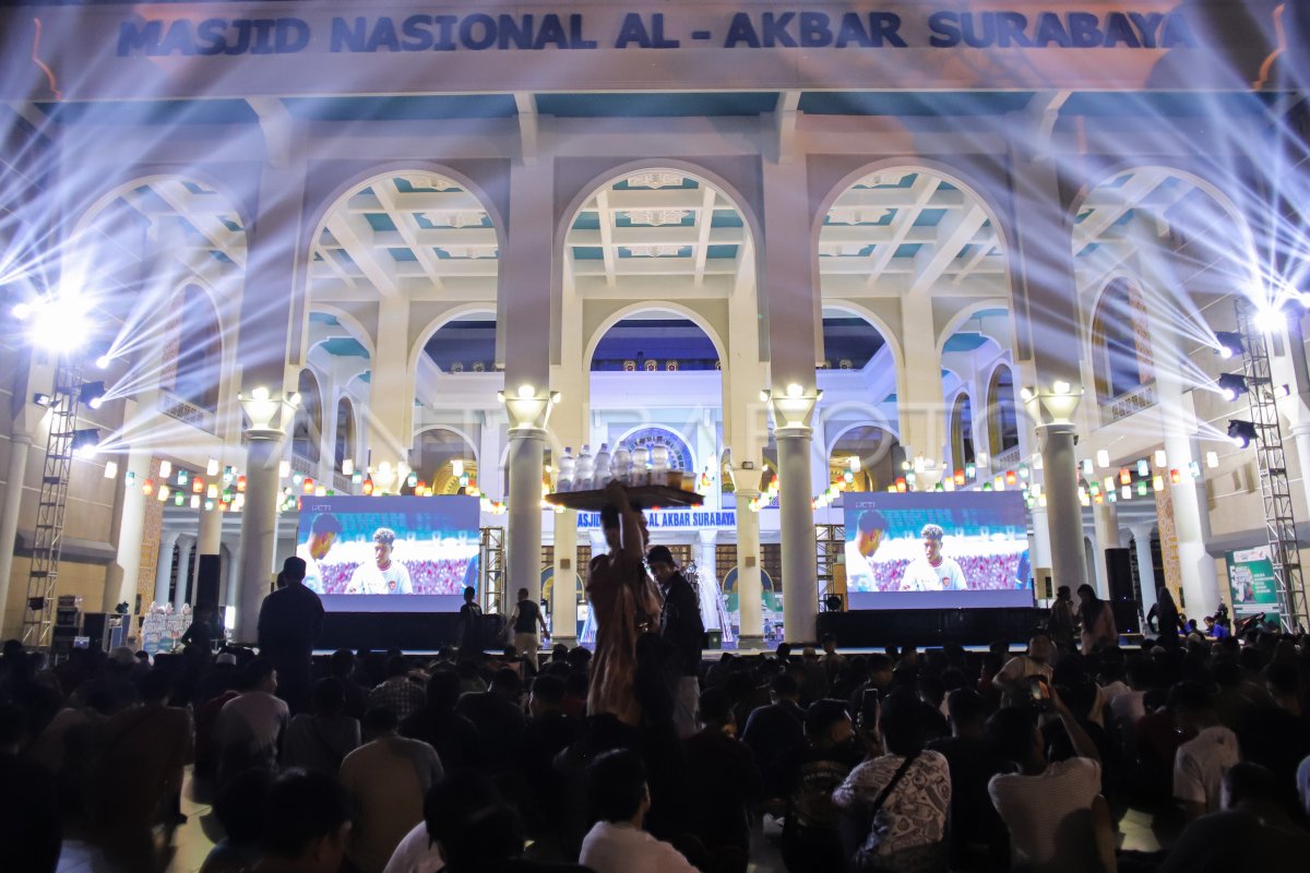 Nobar Timnas Indonesia in Masjid Al Akbar Surabaya