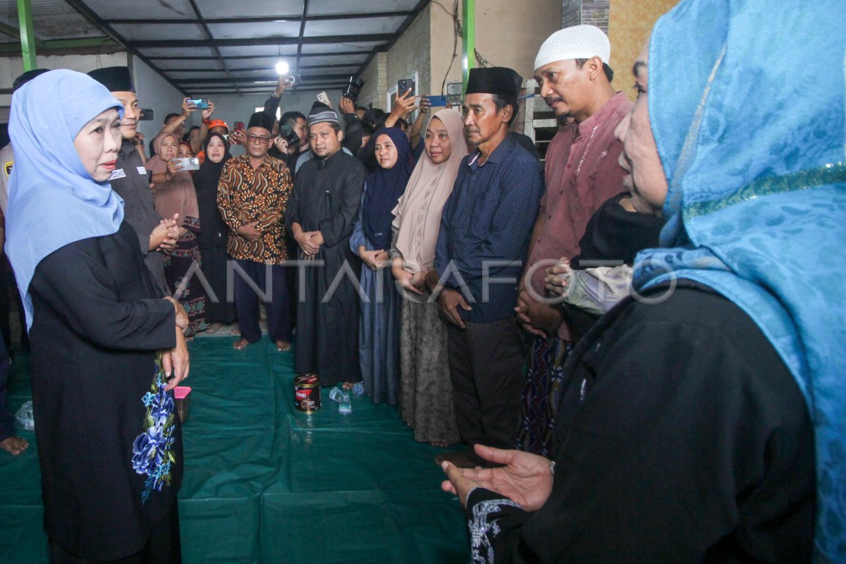 Kunjungan Gubernur Jawa Timur di keluarga korban longsor