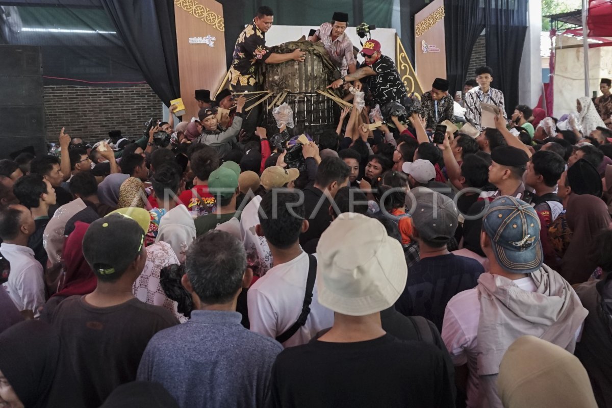 Tradisi syawalan lopis raksasa di Pekalongan