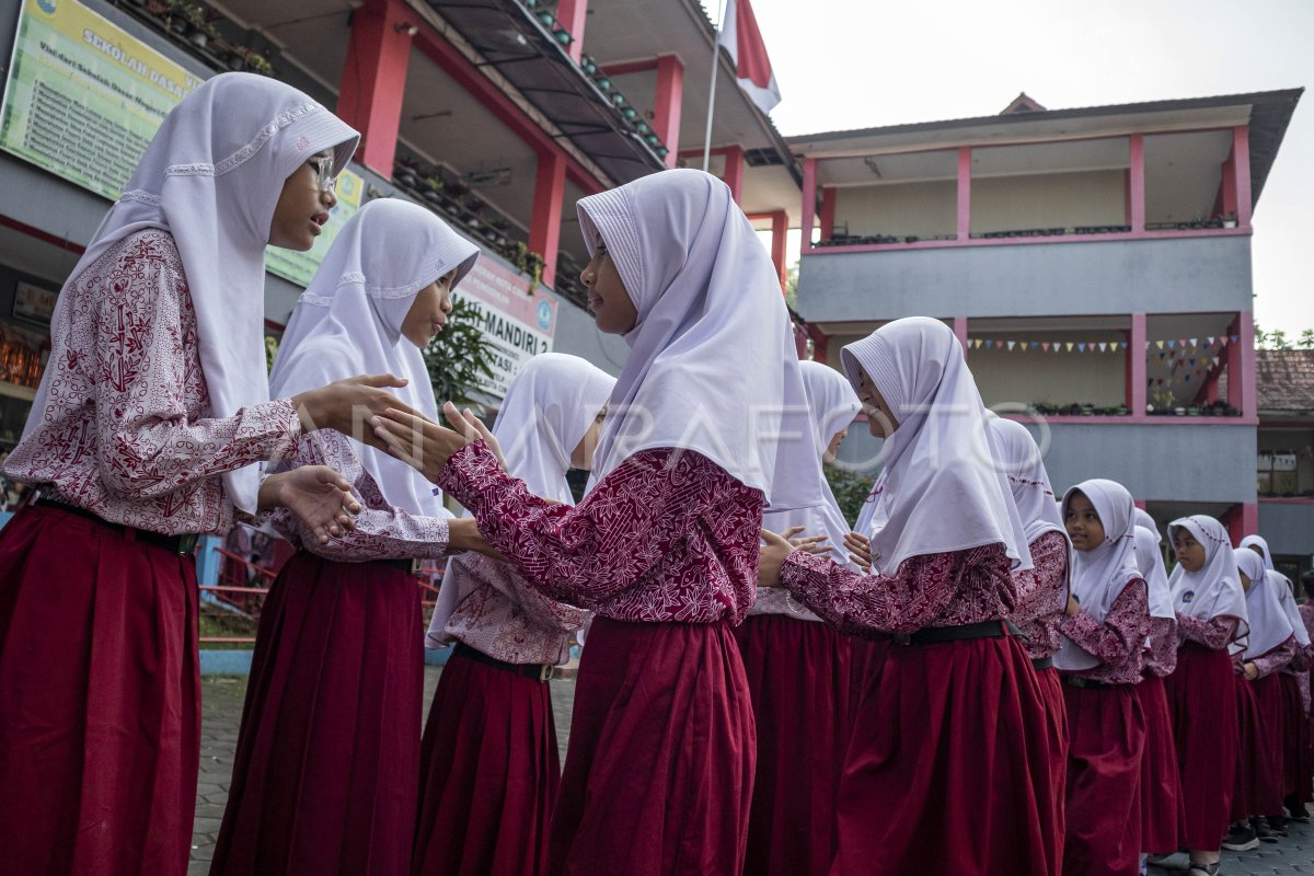 Halalbihalal pada hari pertama sekolah di Cimahi