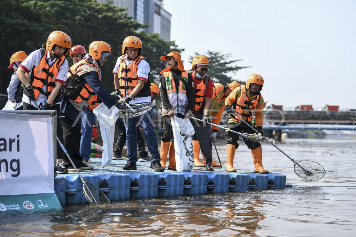 Aksi bersih-bersih Sungai Ciliwung
