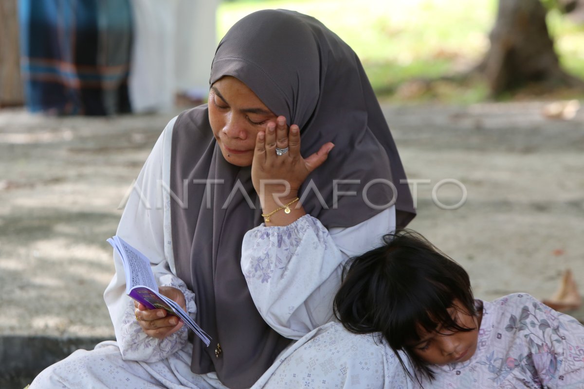 Tradisi ziarah kuburan tsunami Hari Raya Idul Adha