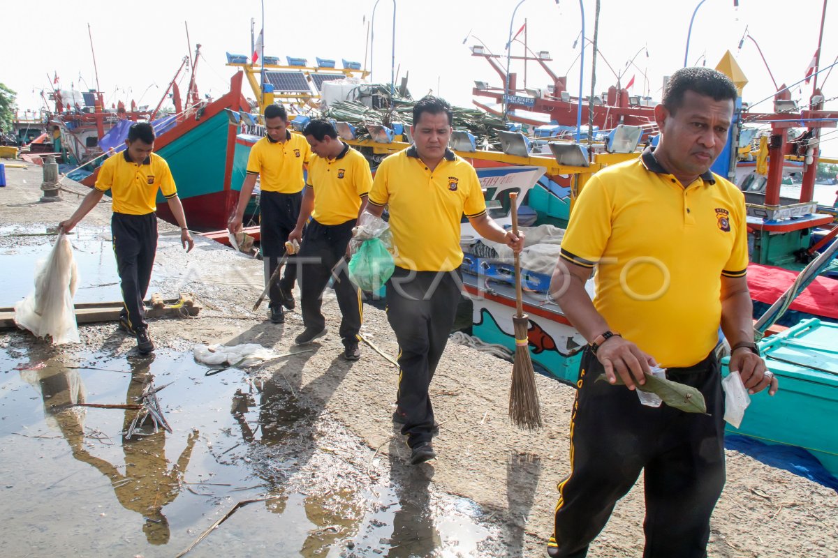 Baksos Polri pembersihan sampah kampung nelayan di Lhokseumawe