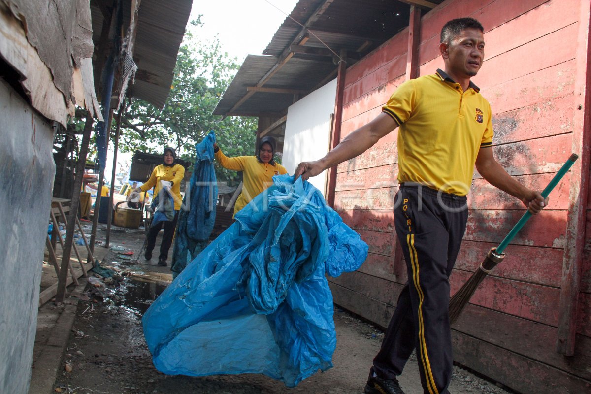 Baksos Polri pembersihan sampah kampung nelayan di Lhokseumawe