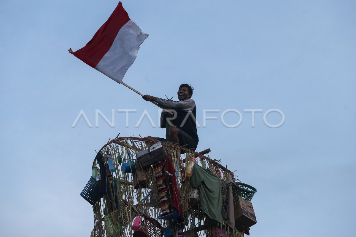 Lomba panjat pinang memperingati HUT Bhayangkara