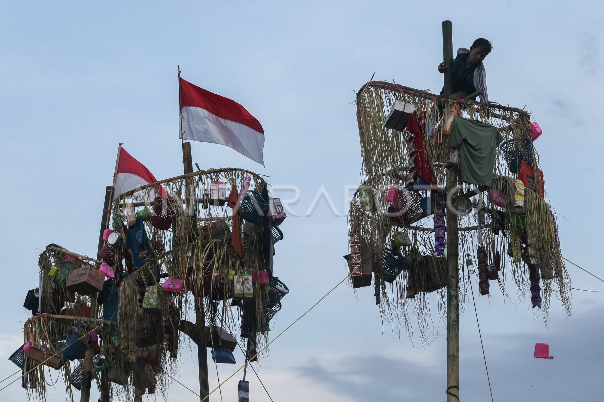 Lomba panjat pinang memperingati HUT Bhayangkara
