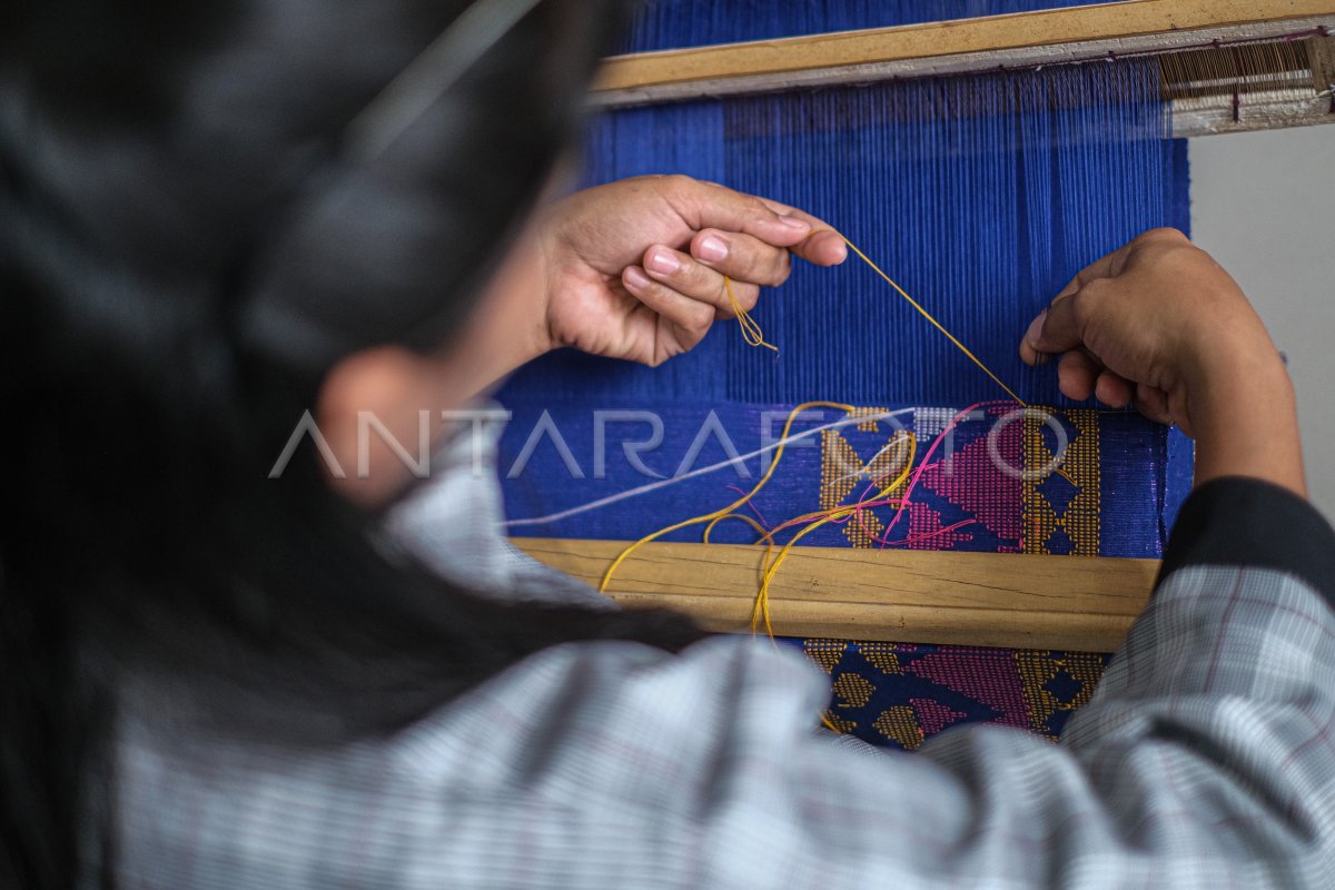 Pelatihan menenun bagi ibu rumah tangga di Kendari