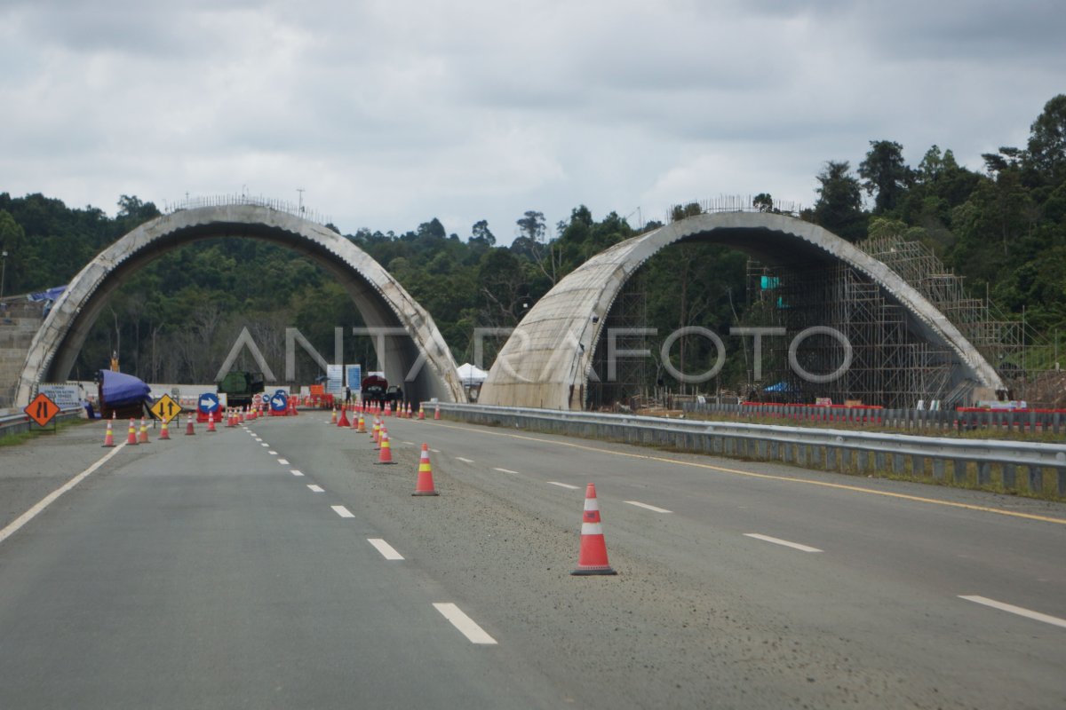 The construction of the satwa bridge on the IKN toll road