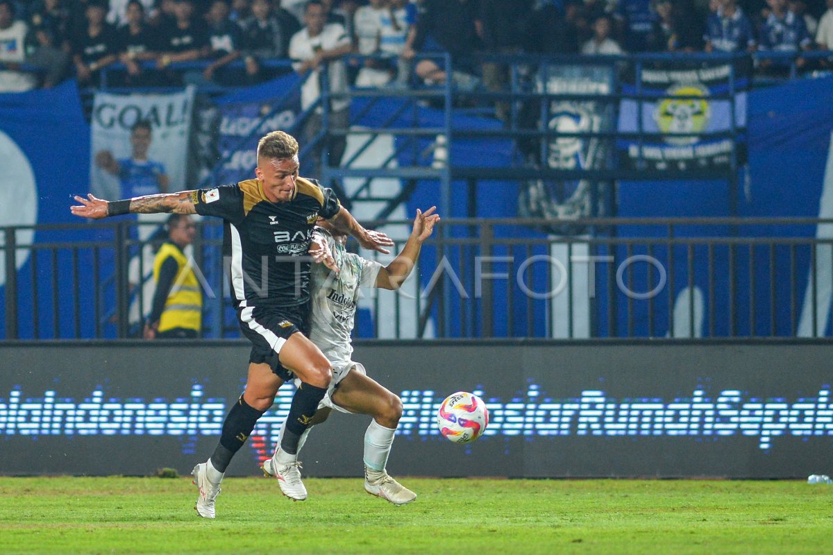 Persib Bandung against God United